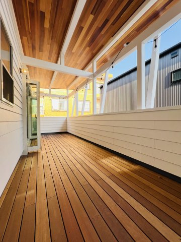 Beach Style House in茅ヶ崎のバルコニー|木のぬくもりに包まれて過ごす、特別な時間。