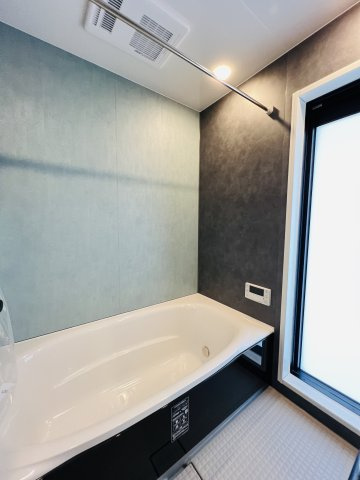 Beach Style House in茅ヶ崎の浴室|洗練されたバスルームで、一日の終わりを整える。