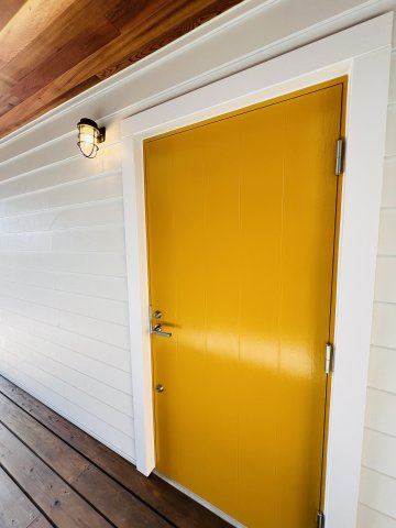 Beach Style House in茅ヶ崎の玄関|遊び心あるアクセントカラーで、暮らしにワクワクをプラス。