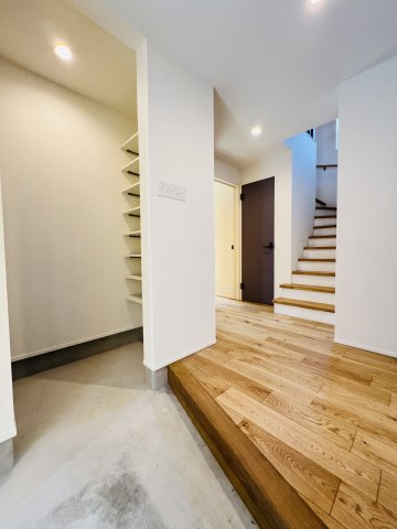 Beach Style House in茅ヶ崎の玄関|広々土間玄関は、サーフボードも自転車もスマートに収納。