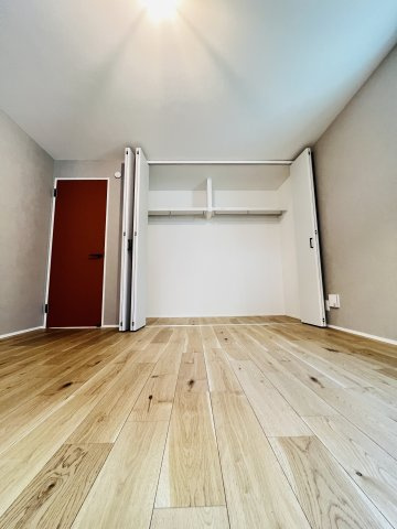 Beach Style House in茅ヶ崎の洋室|暮らしのスタイルに合わせて使える、明るくフレキシブルな洋室。