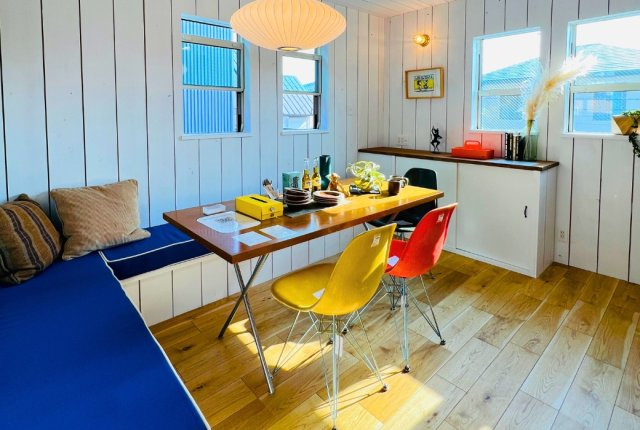 Beach Style House in茅ヶ崎のダイニング|カフェのような心地よさと、気取らない開放感が魅力のダイニング空間。