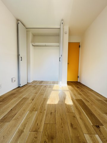 Beach Style House in茅ヶ崎の洋室|全室クローゼット付きで、すっきりした空間設計。