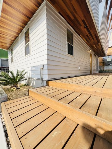 Beach Style House in茅ヶ崎の外観|重厚感ある木のステップと、シンプルで洗練された門柱デザイン。