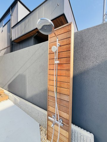 Beach Style House in茅ヶ崎のその他|サーフィンや海からの帰りは、外シャワーでさっぱりと。
