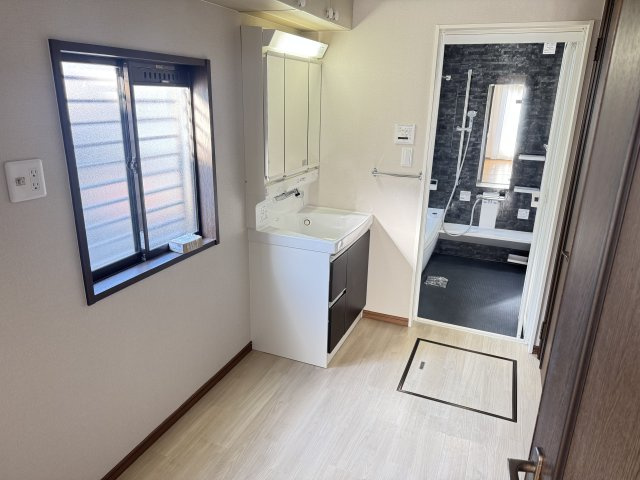 焼津市　三ケ名　中古住宅　４SLDKの独立洗面台
