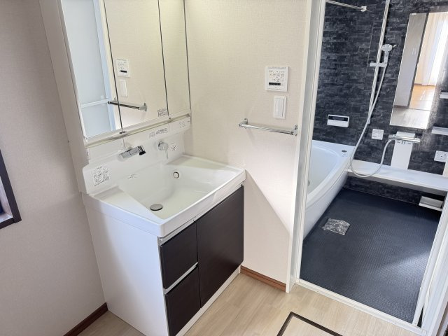 焼津市　三ケ名　中古住宅　４SLDKの独立洗面台