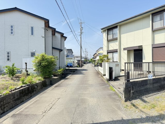 焼津市　三ケ名　中古住宅　４SLDKの前面道路含む現地写真