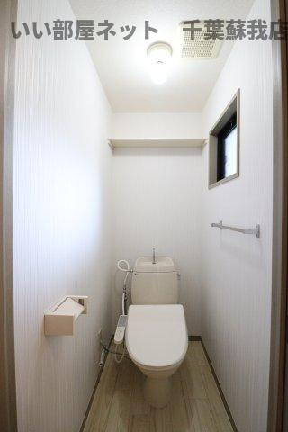 アルカディアⅡのトイレ|小窓のおかげで、通風・換気もしっかりできますね♪