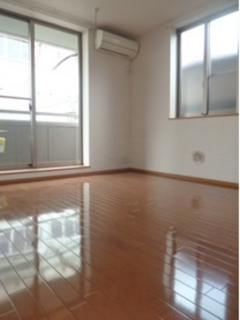 MAISON Y・Kの居間・リビング|★明るい２面採光の角部屋です★