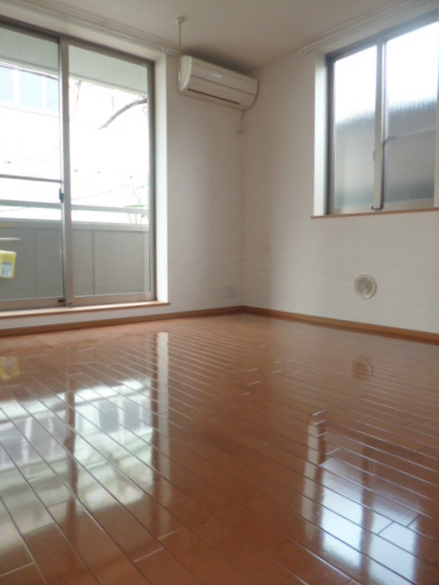 MAISON Y・Kの居間・リビング|★明るい２面採光の角部屋です★