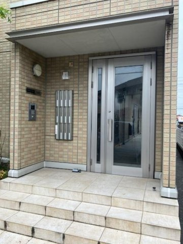 オンリーワン古新開のエントランス