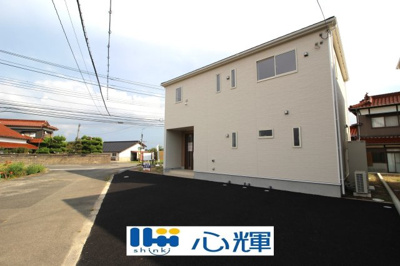 【外観】 | クレイドルガーデン山口市佐山第２（２号棟） | 明るい日差しが差し込む現地。車もゆったり駐めることができます。ぜひ現地をご覧ください。