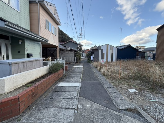 売土地　岐阜市松山町　51.56坪の前面道路含む現地写真|向かい側から敷地内の境界杭までを計測した所、道路幅は約2.9ｍ有りました。