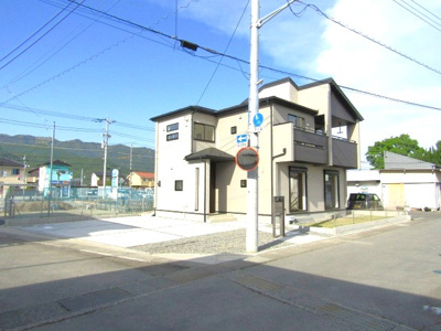 【前面道路含む現地写真】 | ブルーミングガーデン甲府市里吉4丁目　1号棟 | 前面道路含む現地写真です