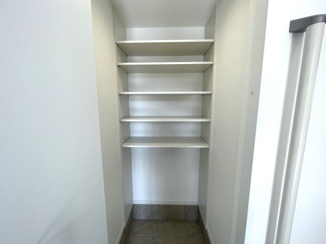 佐佐伯区薬師が丘二丁目　№35424の収納|シューズインクローク付き。
趣味の道具や、ベビーカーなども収納できます。