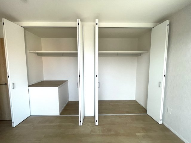 佐佐伯区薬師が丘二丁目　№35424の収納|洋室（6.94帖）には
大きなクローゼット付き