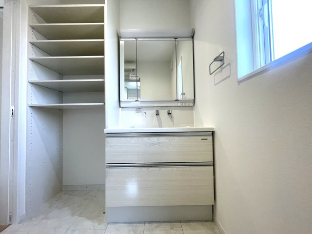 佐佐伯区薬師が丘二丁目　№35424の独立洗面台|脱衣所にも嬉しい
収納棚付き。