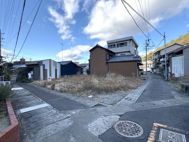 売土地　岐阜市松山町　90.95坪の周辺|セットバック部分を入れると前面道路は実際には2.9ｍ程度有ります。
北側の先の入り口が少し狭いですが、5ナンバー（車種次第）は入ることは可能。