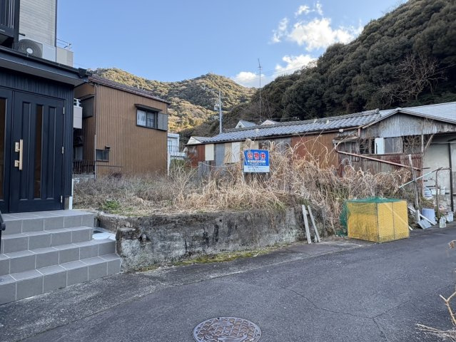 売土地　岐阜市松山町　90.95坪の周辺|北西の土地部分です。高低差がありますが、こちら側の方が進入口は広いです。駐車場1台分を造成工事する方法もございます。
