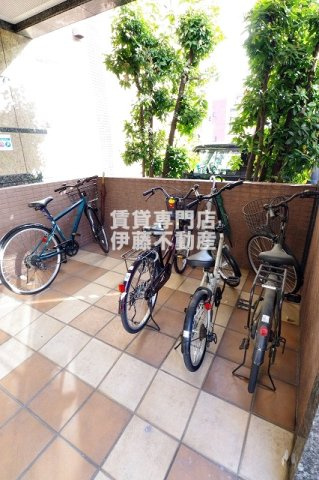 ローズウッド・コートの駐車場