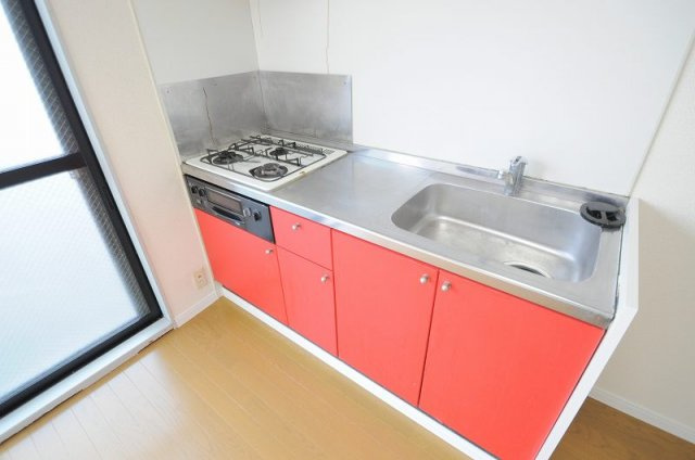 レオパレス長峰ヴィラの居間・リビング|3口ガスコンロ付