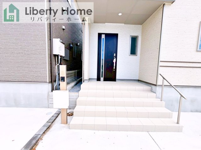 土浦市中高津２丁目　新築戸建　B号棟のエントランス
