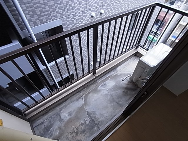 神戸市兵庫区湊町１丁目の賃貸マンションのバルコニー
