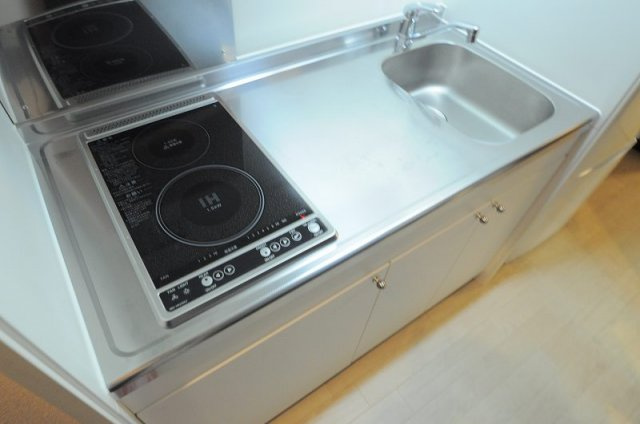 レオネクストフローラ鈴蘭台のキッチン|便利な２口の電気コンロ
