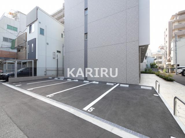 Alivis北梅田の駐車場