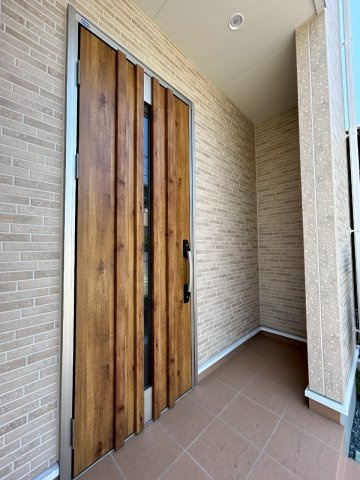 リーブルガーデン／中央区本荘二丁目／１号棟のエントランス|落ち着いた雰囲気の玄関。入り口横のスペースも活用できそう。