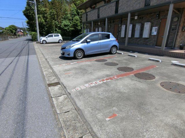 メゾンモナリエの駐車場