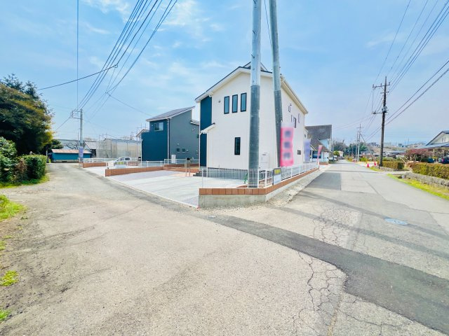 吉岡町漆原の前面道路含む現地写真|間口も広く、駐車が苦手な方にもおススメ♪
