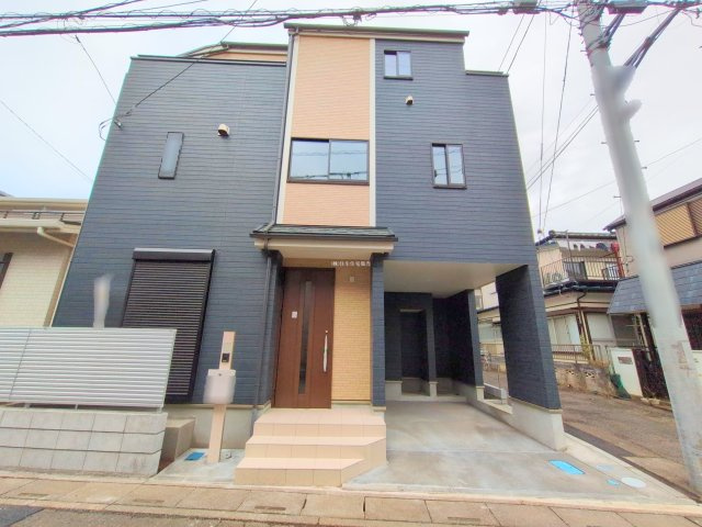 富士見市鶴瀬東２丁目の新築一戸建の外観|大切なお車を風雨から守るビルトインガレージ付き。