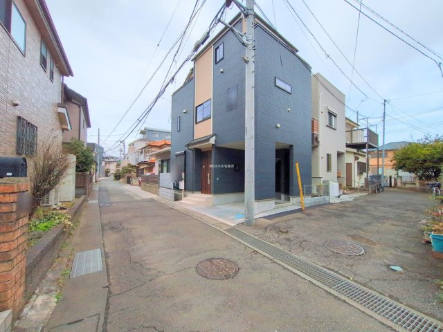 富士見市鶴瀬東２丁目の新築一戸建の前面道路含む現地写真