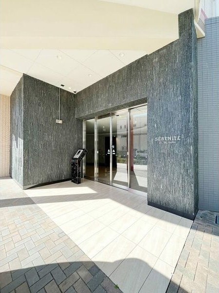 セレニテ江坂ルフレのエントランス