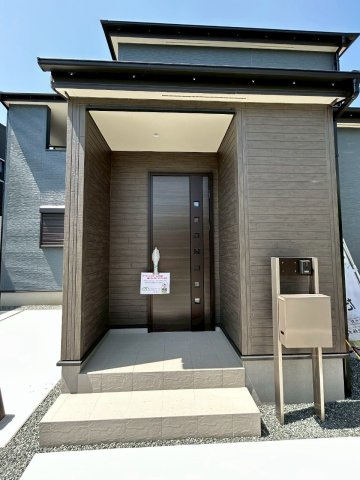 リーブルガーデン／中央区本荘二丁目／２号棟のエントランス|開放感のある玄関。雨の日でも濡れずに宅配の荷物が受け取れます。