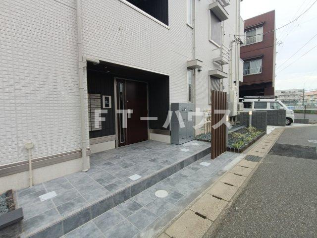 千葉市花見川区南花園１丁目のアパートのエントランス