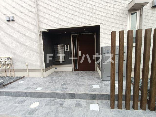 千葉市花見川区南花園１丁目のアパートのエントランス