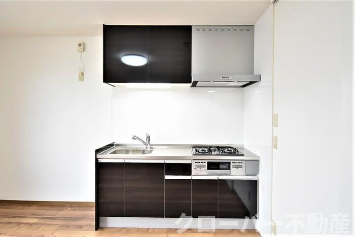 サニーハイム A棟のキッチン|３口ガスコンロ付きビルトインキッチン