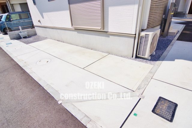 BLOOMING　MAISOＮ　越谷市大里の駐車場