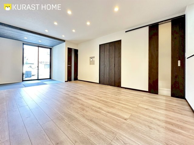 京都市伏見区久我御旅町　新築戸建の居間・リビング