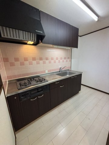 ヴィラ　カターラのキッチン|ガスコンロ3口グリル付き