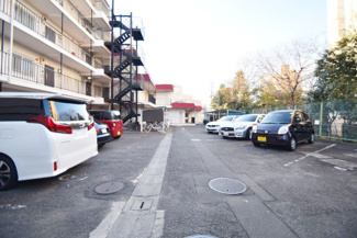 【駐車場】 | マンションの駐車場スペース。空きの有無や駐車料金、サイズ規定などについては、改めてお問い合わせください。～即日のご見学可能～　お問合せはお気軽にどうぞ。