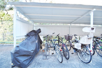 【駐車場】 | バイク置き場。空き区画の有無や駐輪料金、サイズおよび排気量規定などについては、改めてお問い合わせください。～即日のご見学可能～　お問合せはお気軽にどうぞ。