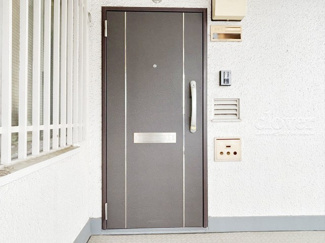 【その他共用部分】 | ダブルロック式の玄関ドアが皆様をお出迎え。お部屋のセキュリティの観点からも、うれしい設備ですね。玄関の色もシックで良い感じです。～即日のご見学可能～　お問合せはお気軽にどうぞ。