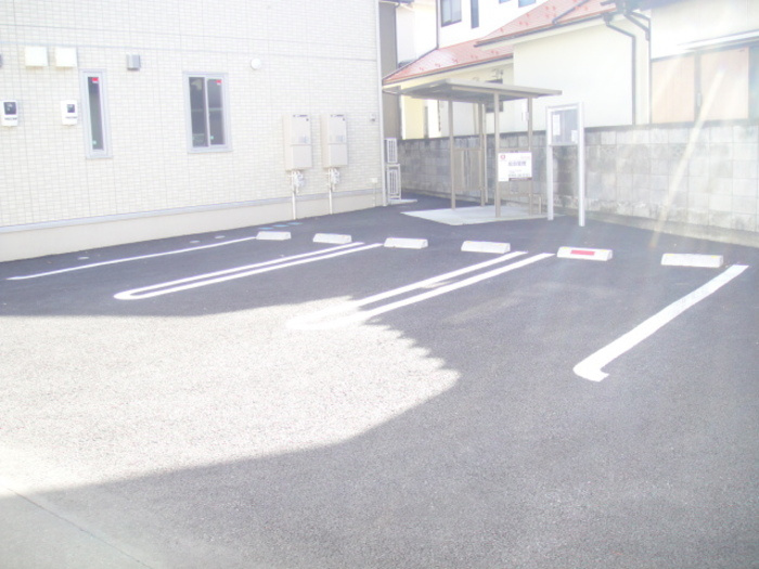 サンメゾン片柳の駐車場