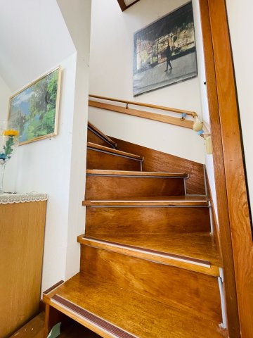 あきる野市雨間　中古戸建のその他共用部分|玄関直ぐに階段があります。