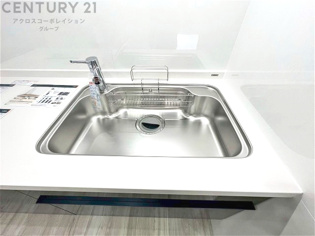 大きなシンクでお鍋などの大きな調理器具を洗う際にも便利です。