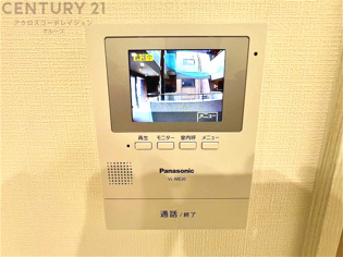 訪問者が来たときにテレビ画面で確認できるため、安心してドアを開けられます。録画機能があるものもあり、留守中に来訪者を記録しておくことができます。利便性が高く、セキュリティ面でも安心です